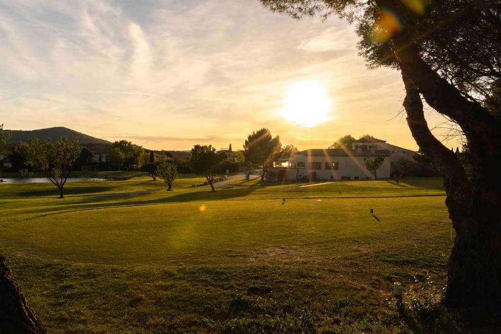 Magnifique Vue Au Golf De Pont-royal *