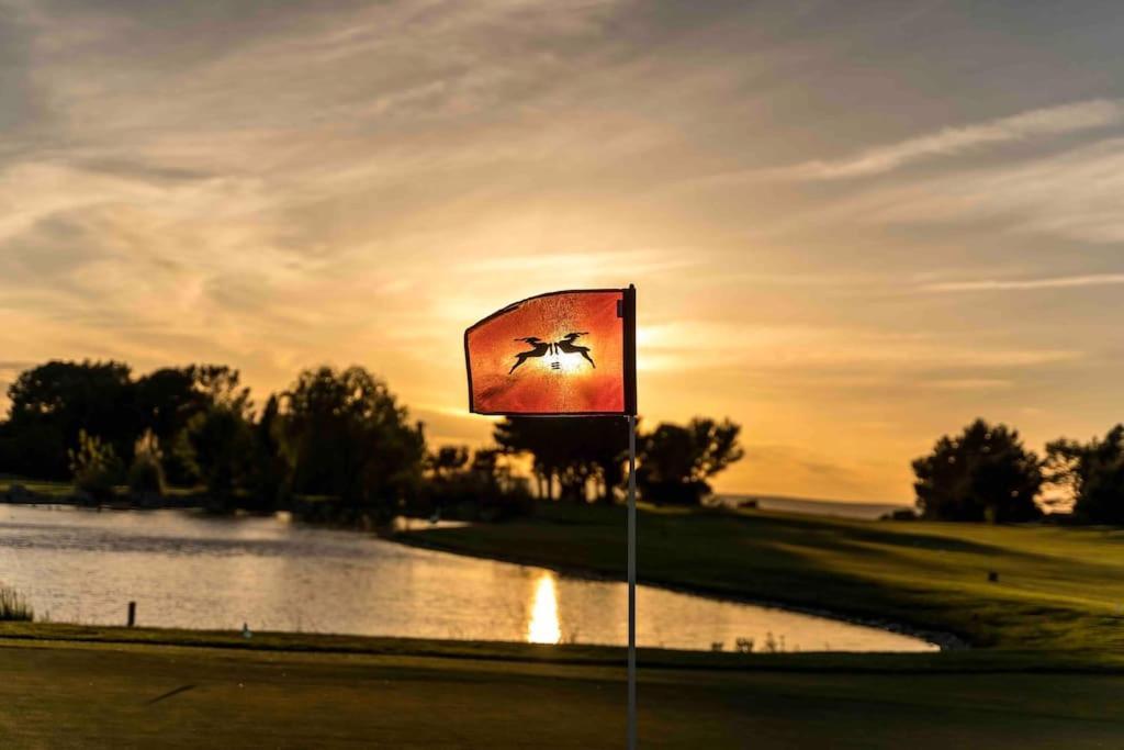 Magnifique Vue Au Golf De Pont-royal *